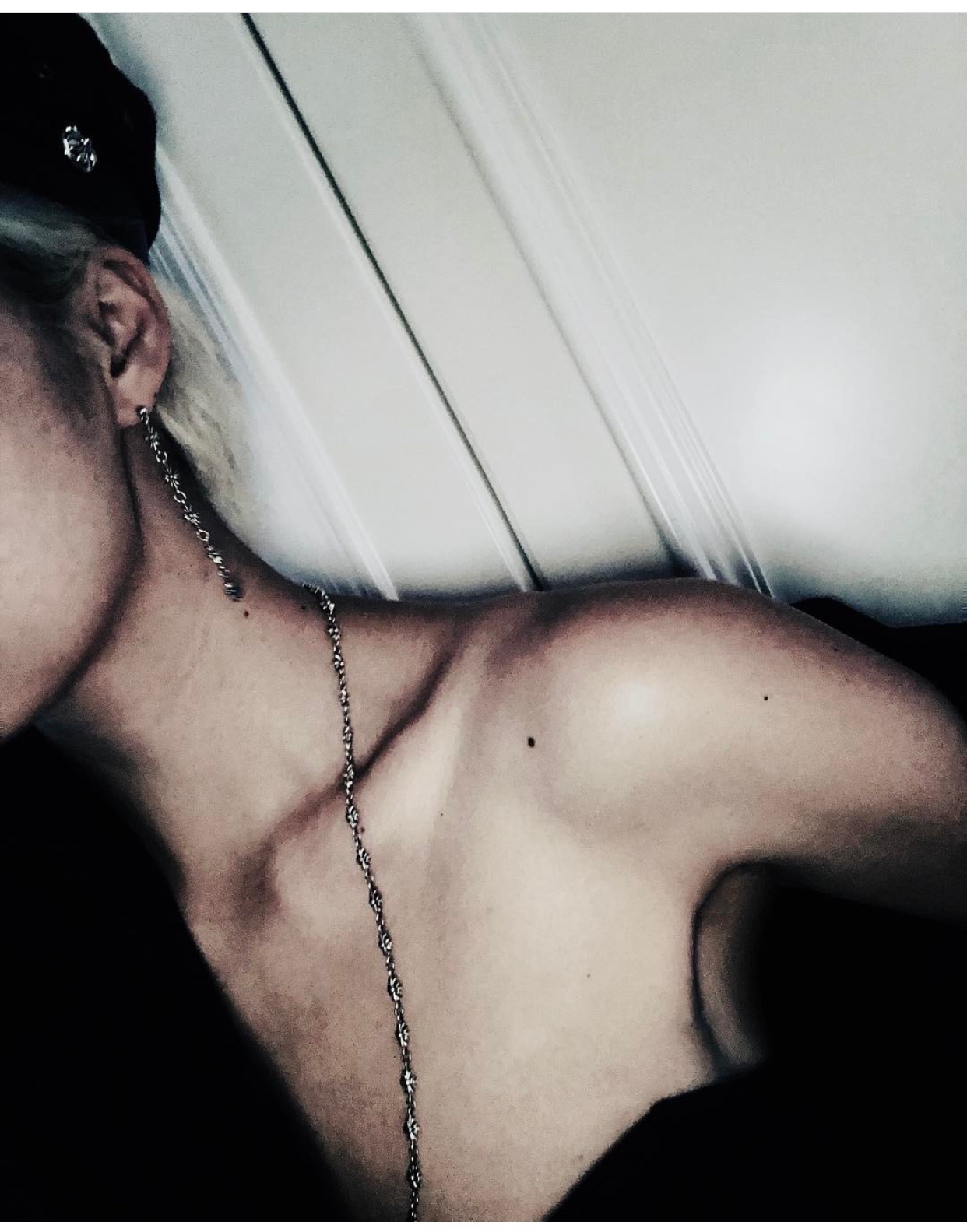 Chrome Hearts（クロム・ハーツ）の五つのセクションからなるクロスフラワーイヤリング