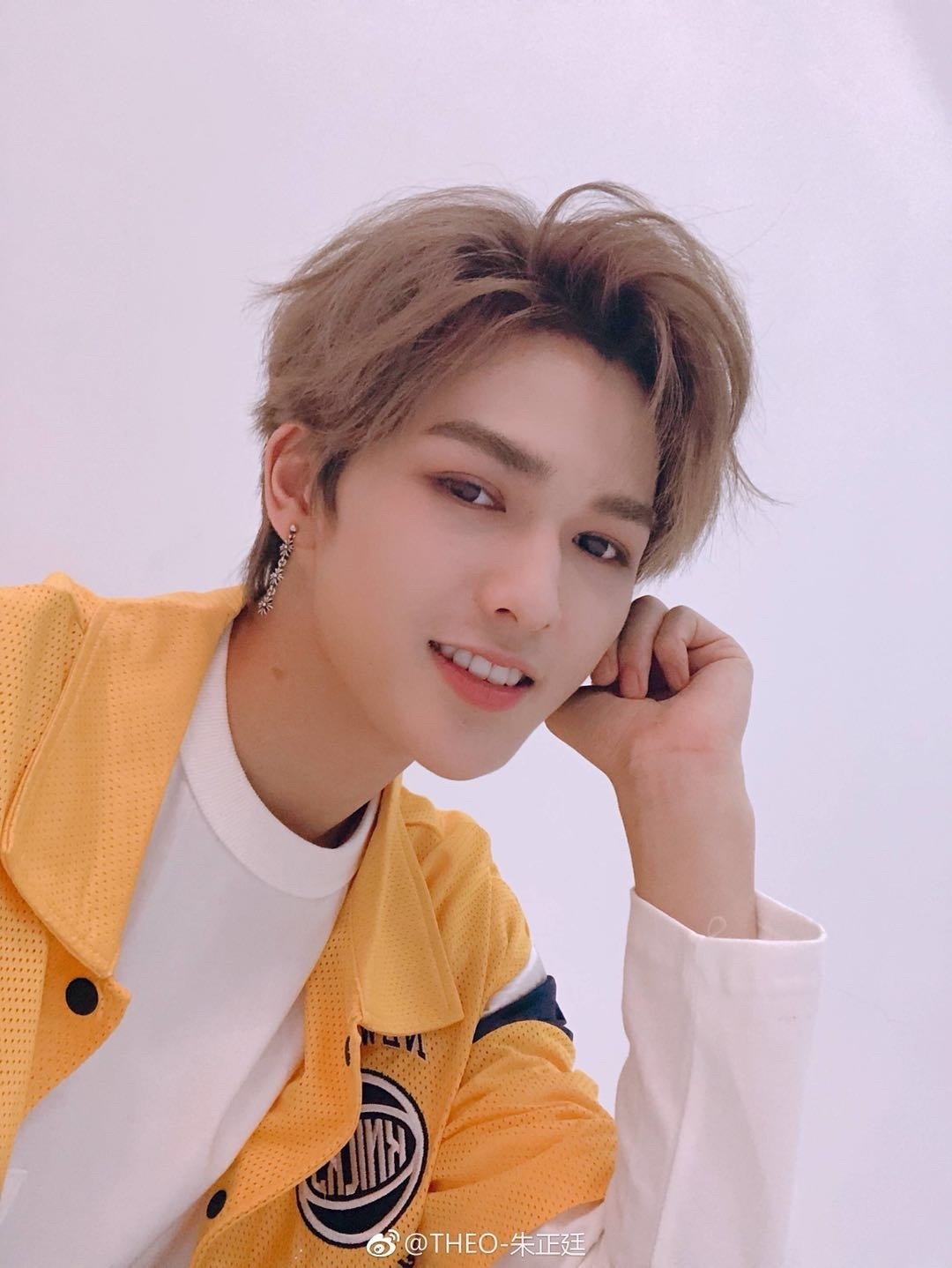 Chrome Hearts（クロム・ハーツ）の三つのセクションからなるクロスフラワーイヤリング