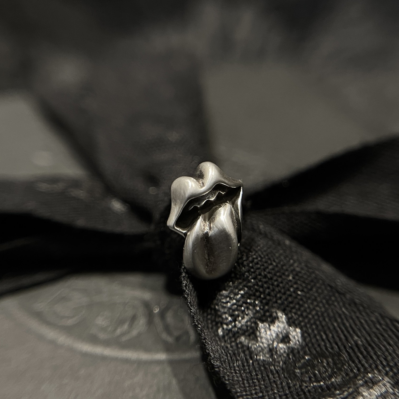 Chrome Hearts（クロム・ハーツ）のローリング・ストーンズの舌モチーフのイヤリング