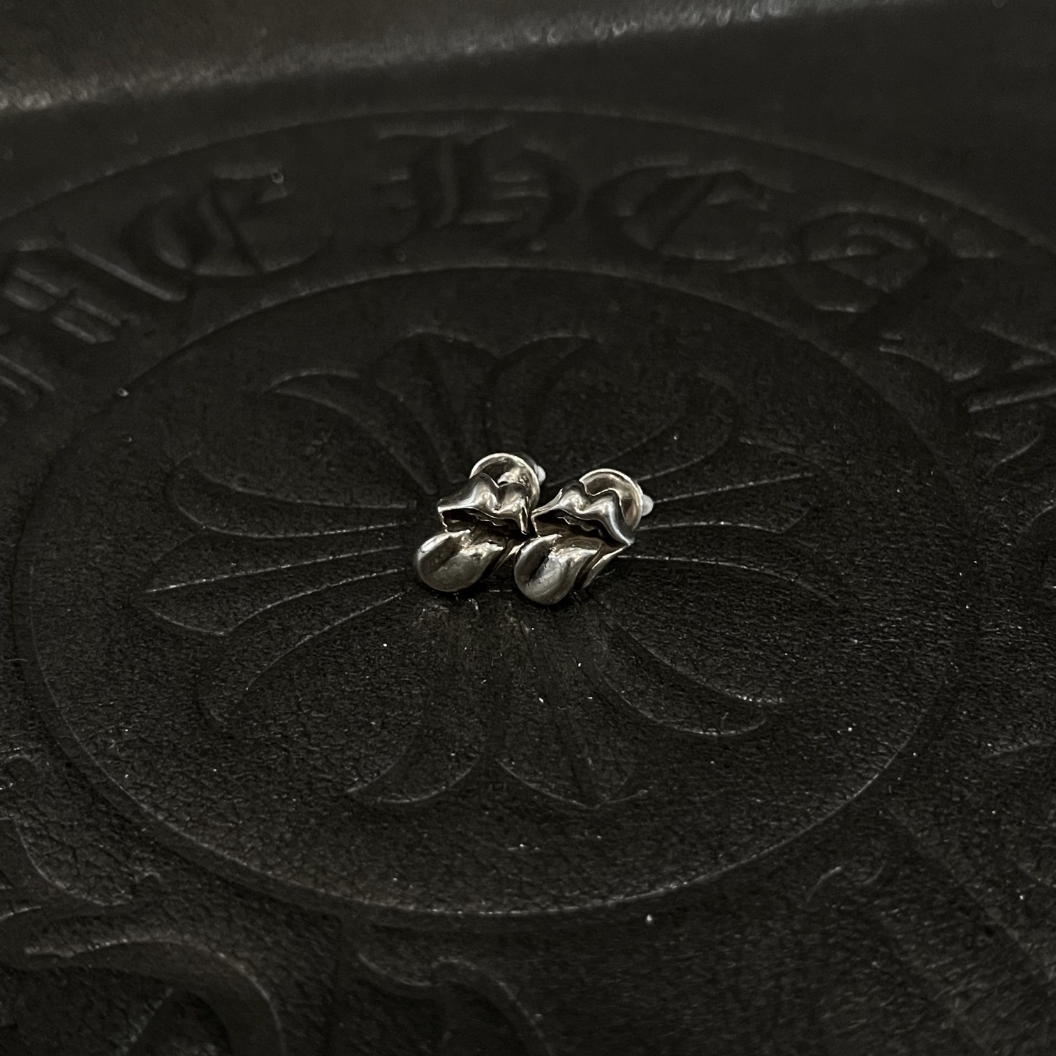 Chrome Hearts（クロム・ハーツ）のローリング・ストーンズの舌モチーフのイヤリング