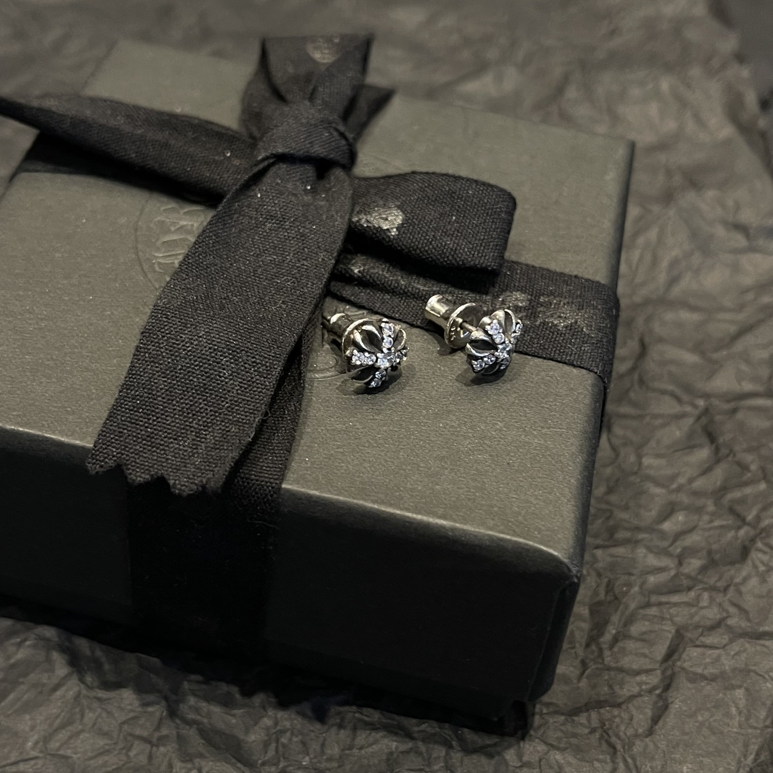 Chrome Hearts（クロム・ハーツ）の全面に石を埋めたクロスフラワーイヤリング