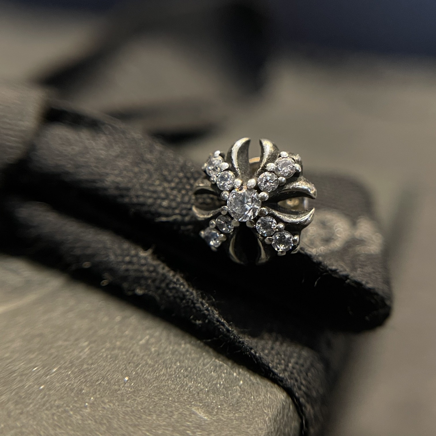 Chrome Hearts（クロム・ハーツ）の全面に石を埋めたクロスフラワーイヤリング