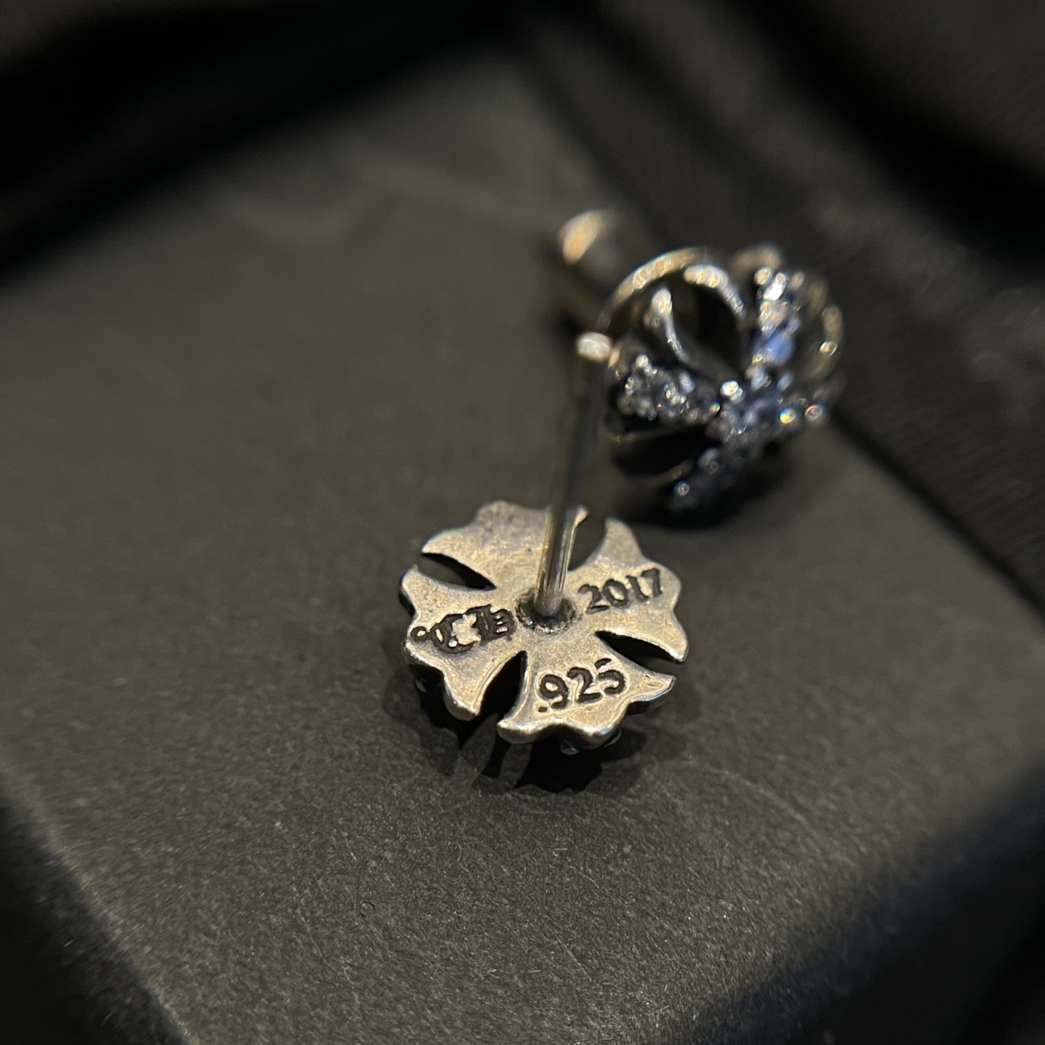 Chrome Hearts（クロム・ハーツ）の全面に石を埋めたクロスフラワーイヤリング