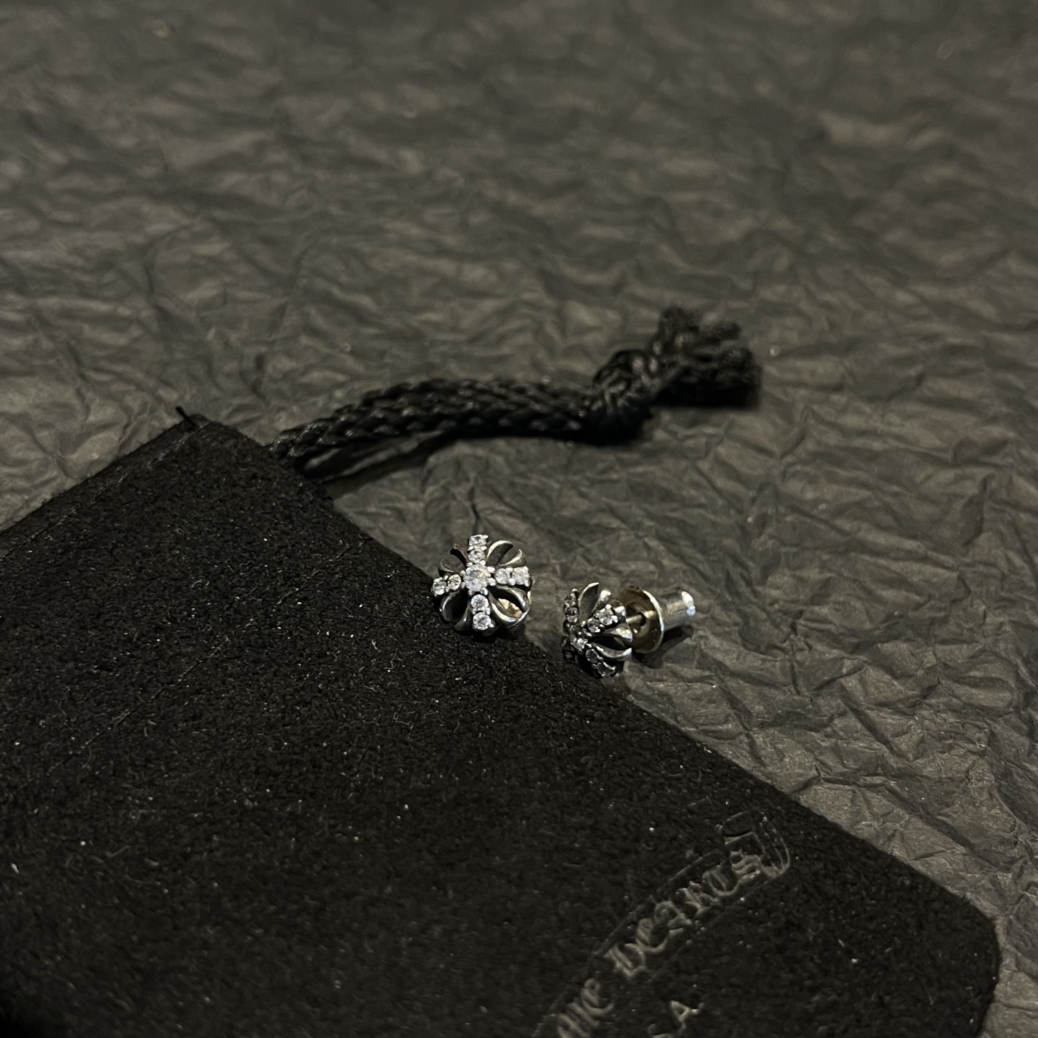 Chrome Hearts（クロム・ハーツ）の全面に石を埋めたクロスフラワーイヤリング