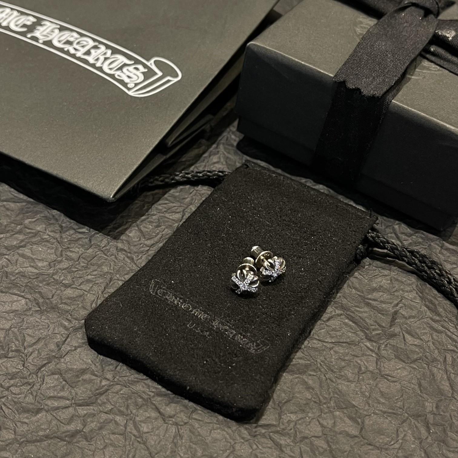 Chrome Hearts（クロム・ハーツ）の全面に石を埋めたクロスフラワーイヤリング