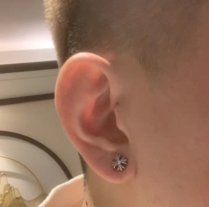 Chrome Hearts（クロム・ハーツ）の全面に石を埋めたクロスフラワーイヤリング