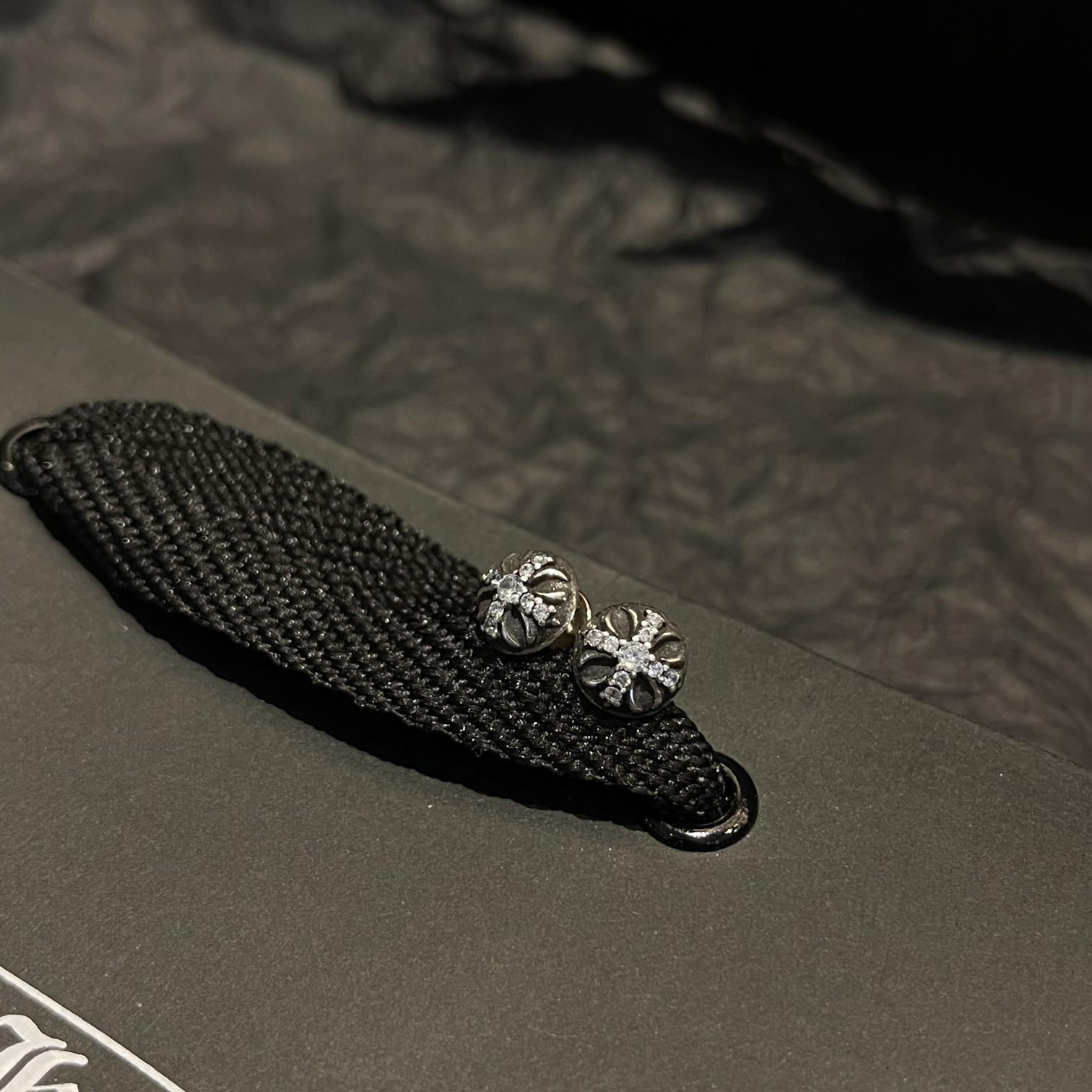 Chrome Hearts（クロム・ハーツ）の全面に石を埋めたクロスフラワーの盾型イヤリング