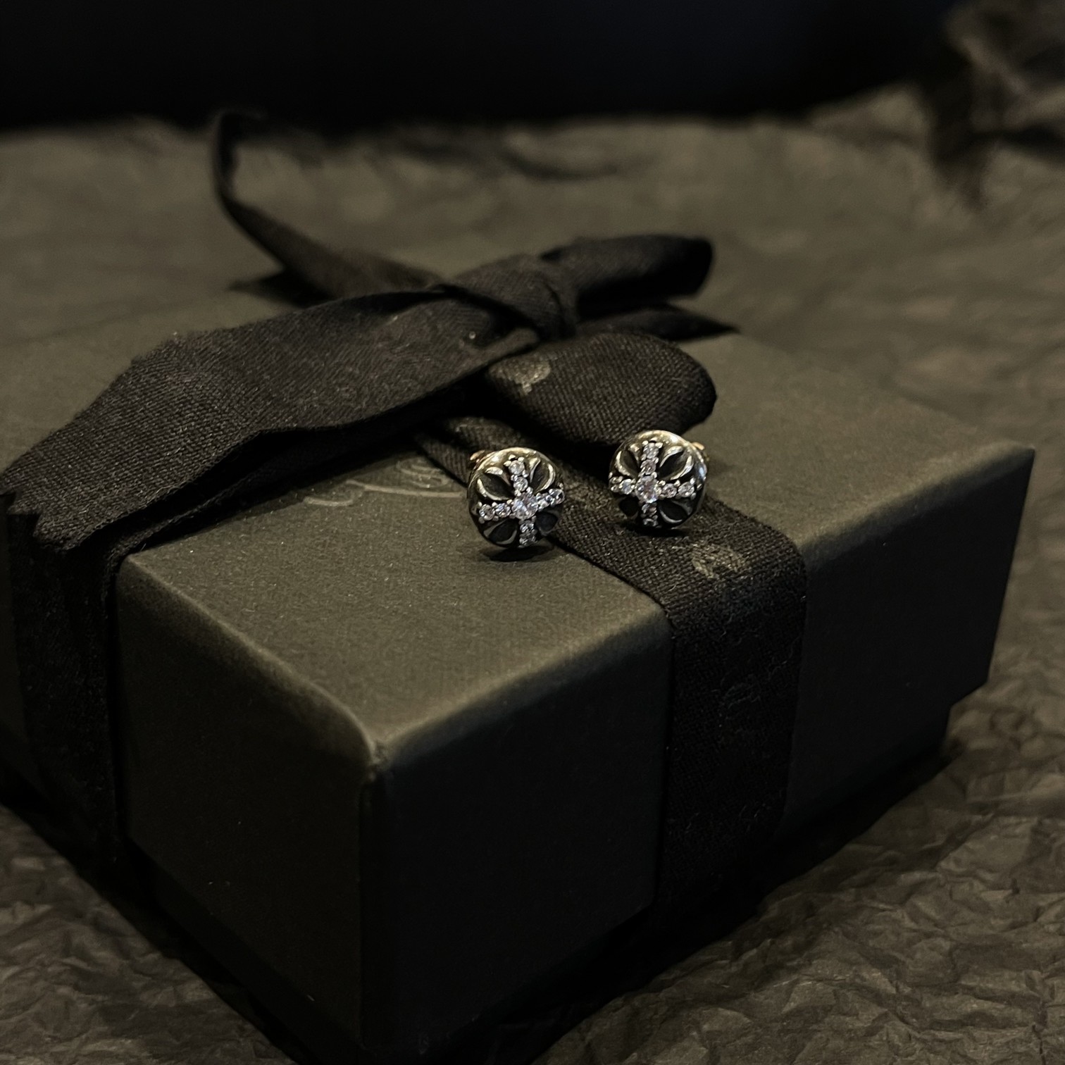 Chrome Hearts（クロム・ハーツ）の全面に石を埋めたクロスフラワーの盾型イヤリング