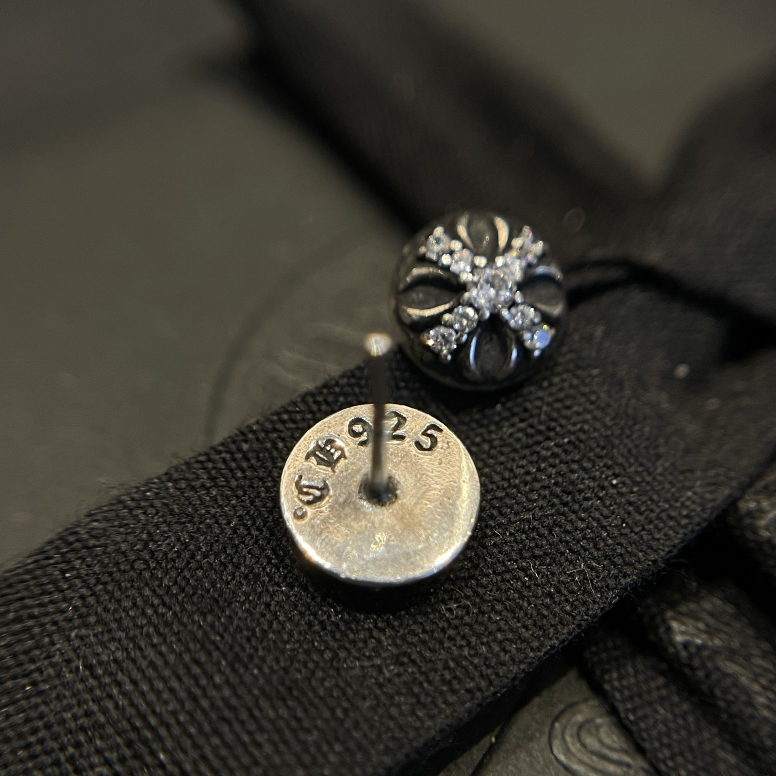 Chrome Hearts（クロム・ハーツ）の全面に石を埋めたクロスフラワーの盾型イヤリング