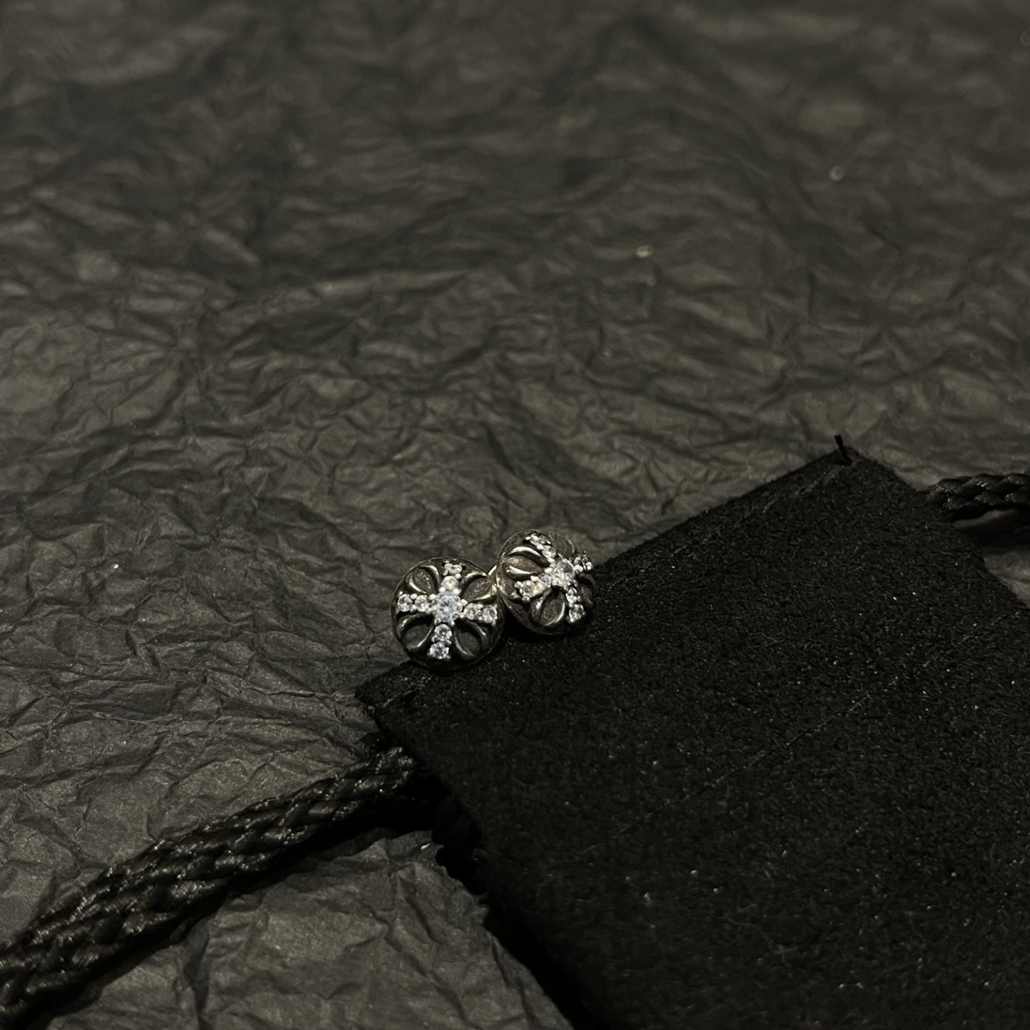 Chrome Hearts（クロム・ハーツ）の全面に石を埋めたクロスフラワーの盾型イヤリング