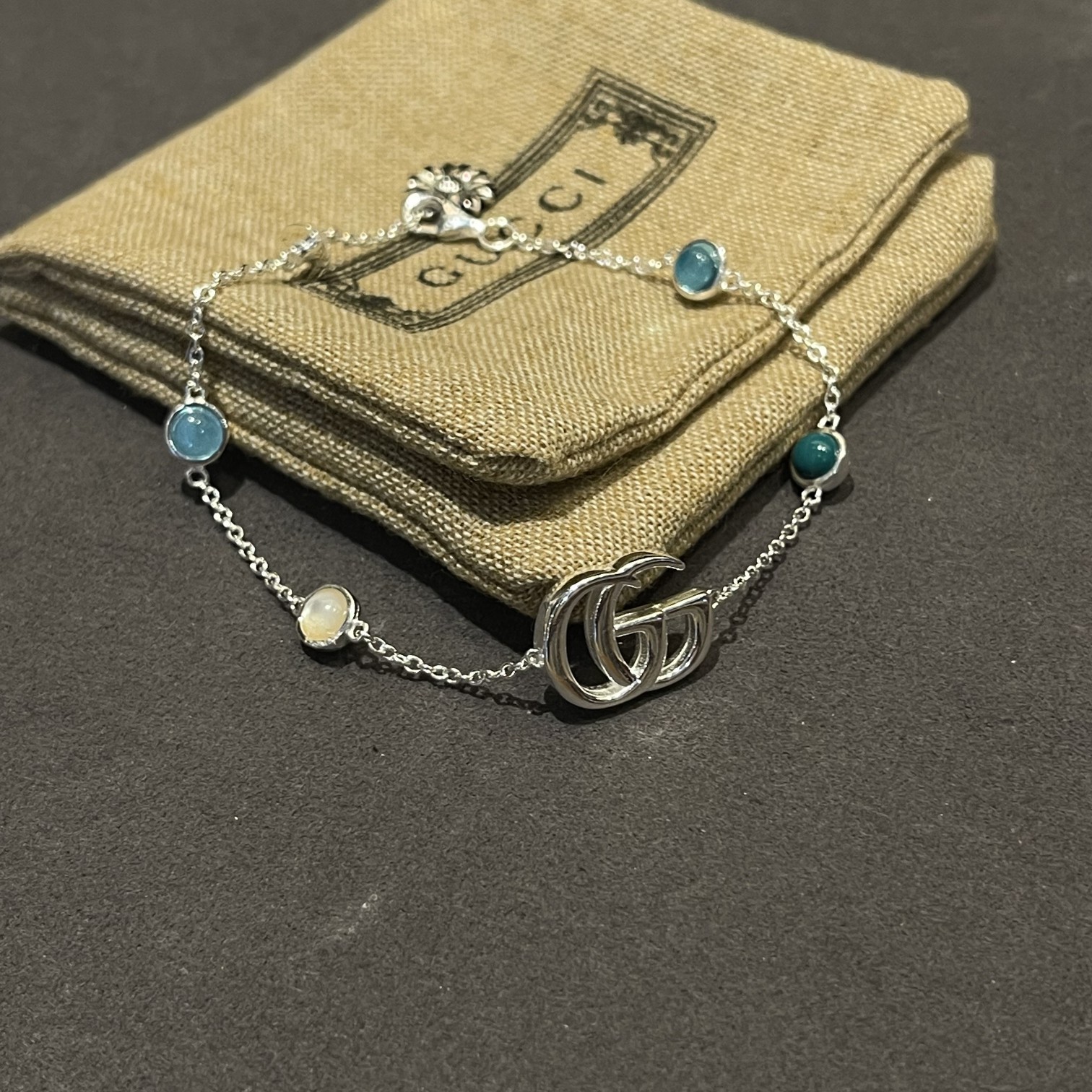 Gucci（グッチ）のダブル G の真珠貝ブレスレット