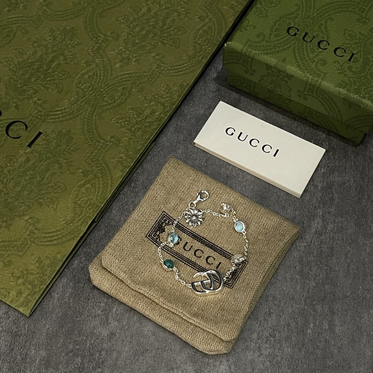 Gucci（グッチ）のダブル G の真珠貝ブレスレット