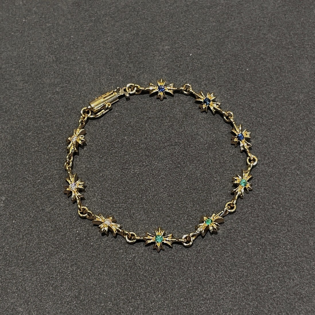 Chrome Hearts（クロム・ハーツ）の 22K 金メッキで石を嵌めた十字架ブレスレット