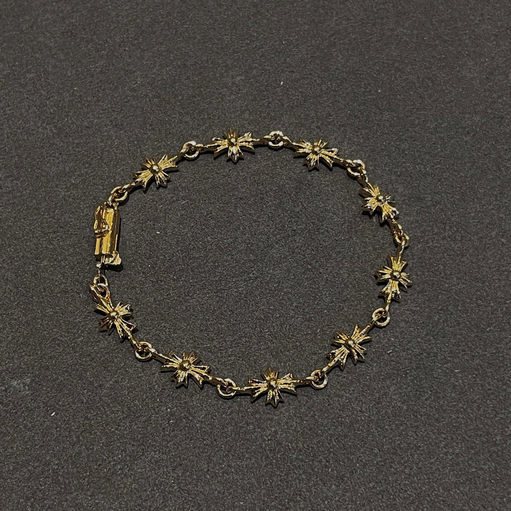 Chrome Hearts（クロム・ハーツ）の 22K 金メッキで石を嵌めた十字架ブレスレット