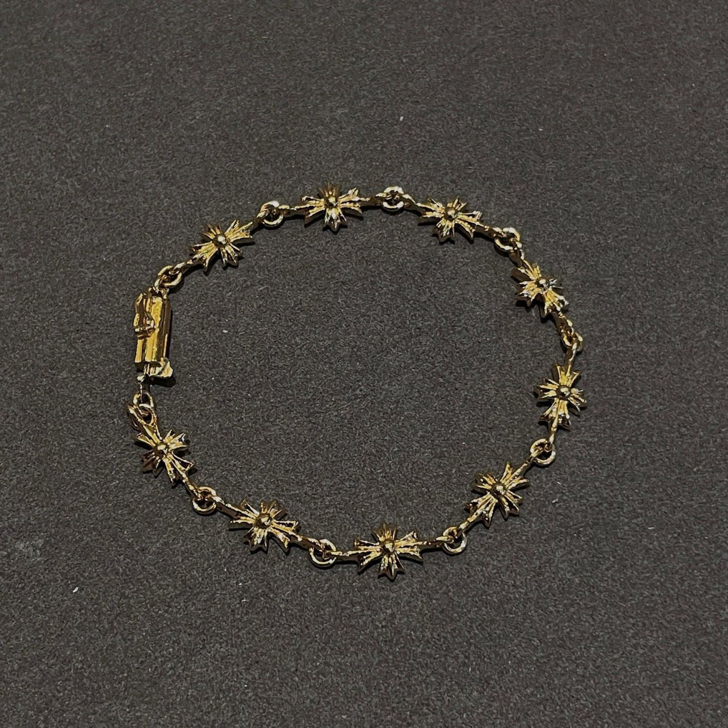 Chrome Hearts（クロム・ハーツ）の 22K 金メッキで石を嵌めた十字架ブレスレット