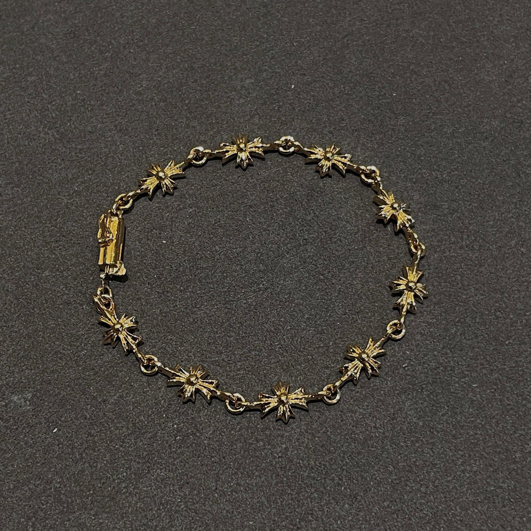 Chrome Hearts（クロム・ハーツ）の 22K 金メッキで石を嵌めた十字架ブレスレット