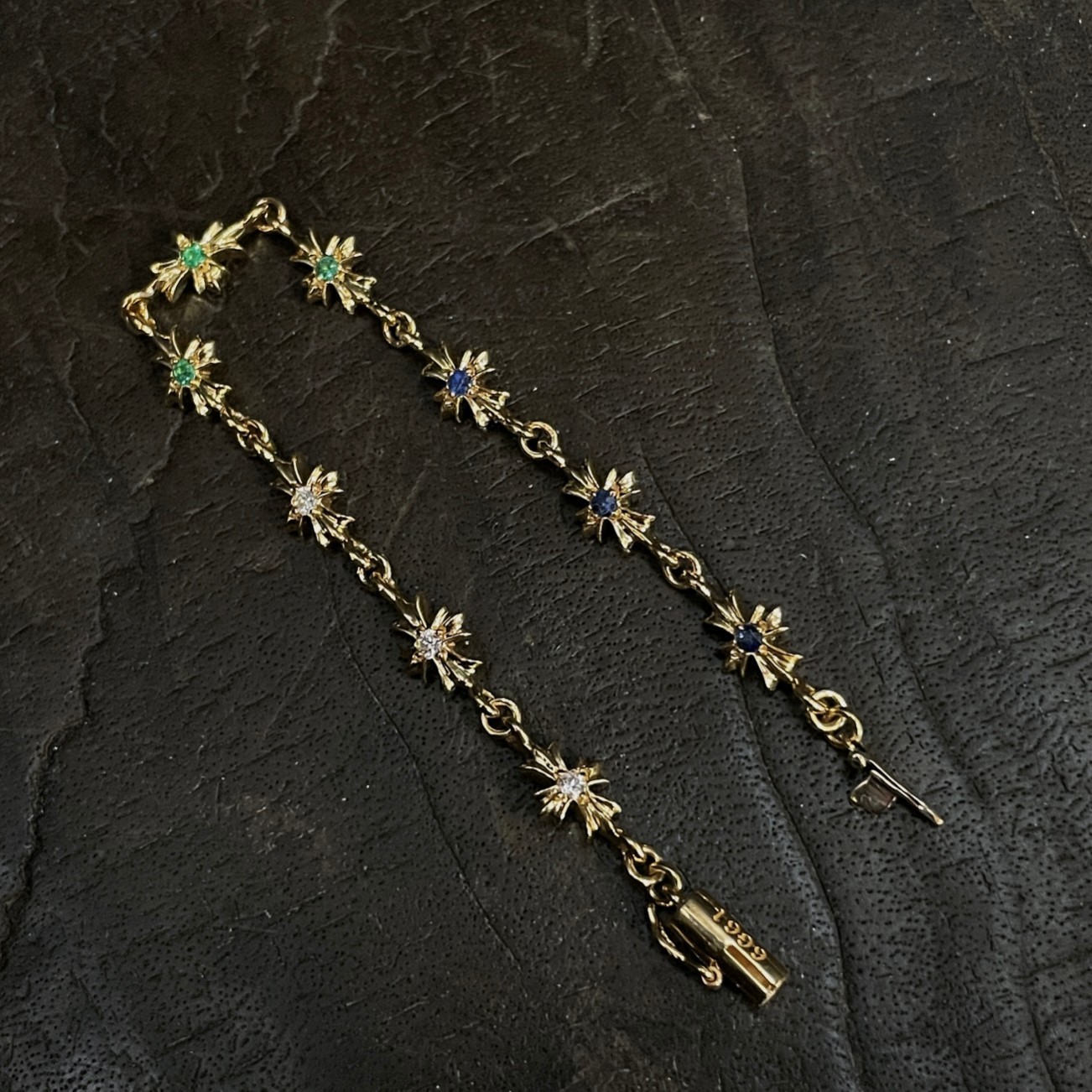 Chrome Hearts（クロム・ハーツ）の 22K 金メッキで石を嵌めた十字架ブレスレット