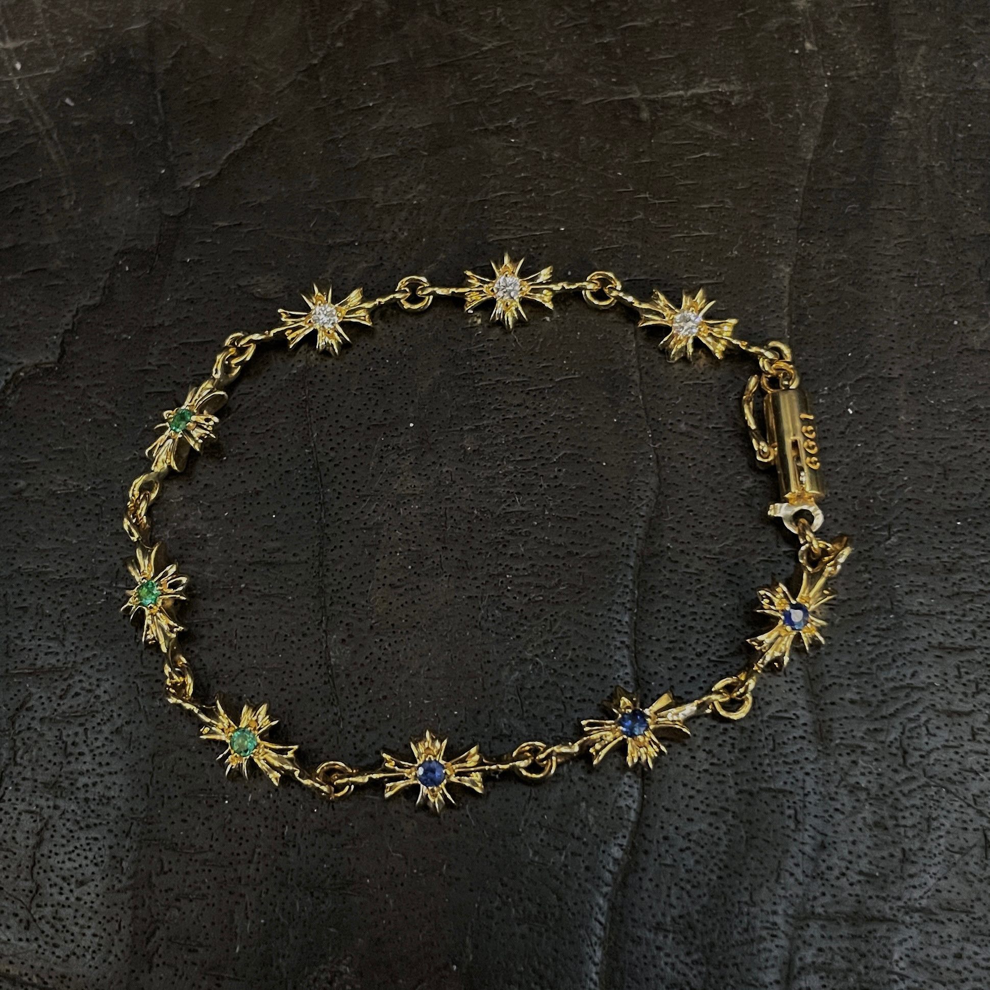 Chrome Hearts（クロム・ハーツ）の 22K 金メッキで石を嵌めた十字架ブレスレット