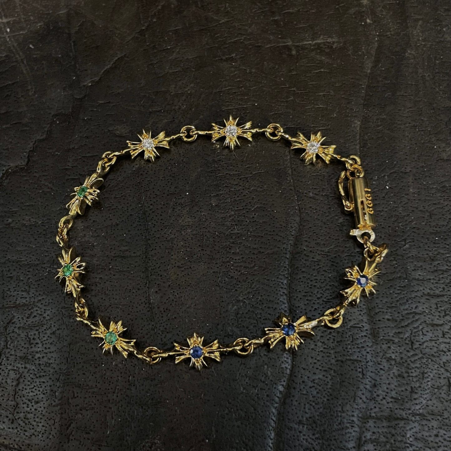 Chrome Hearts（クロム・ハーツ）の 22K 金メッキで石を嵌めた十字架ブレスレット