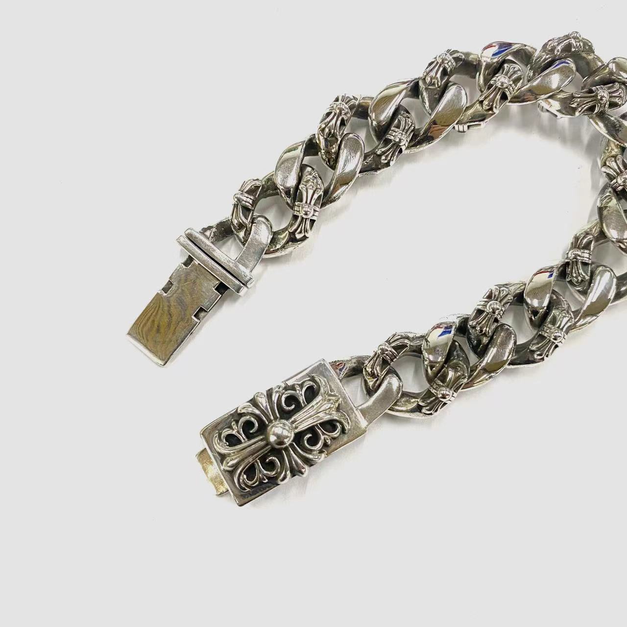 Chrome Hearts（クロム・ハーツ）の半分のフラワーをデザインしたウォッチャー ビッグブレスレット