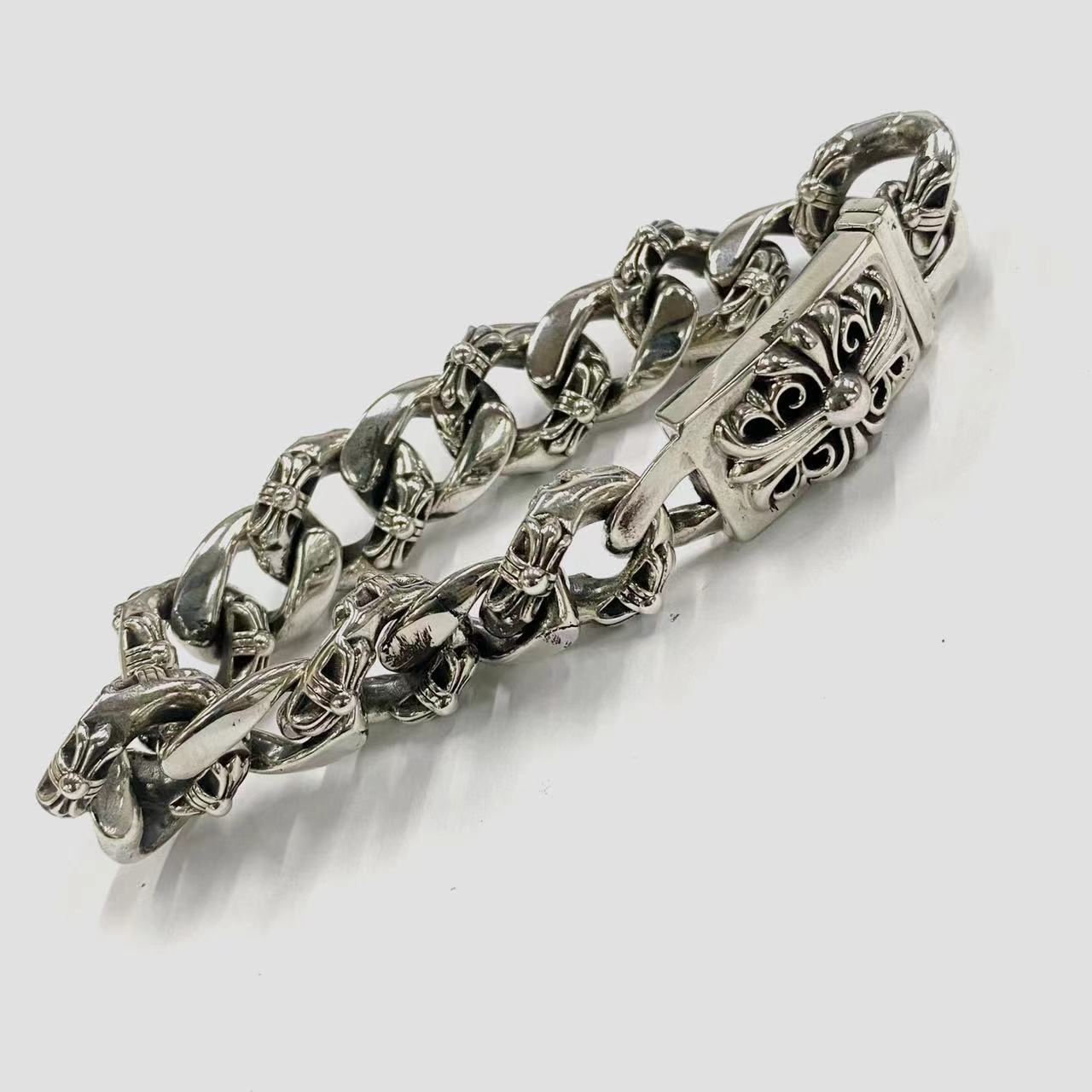 Chrome Hearts（クロム・ハーツ）の半分のフラワーをデザインしたウォッチャー ビッグブレスレット