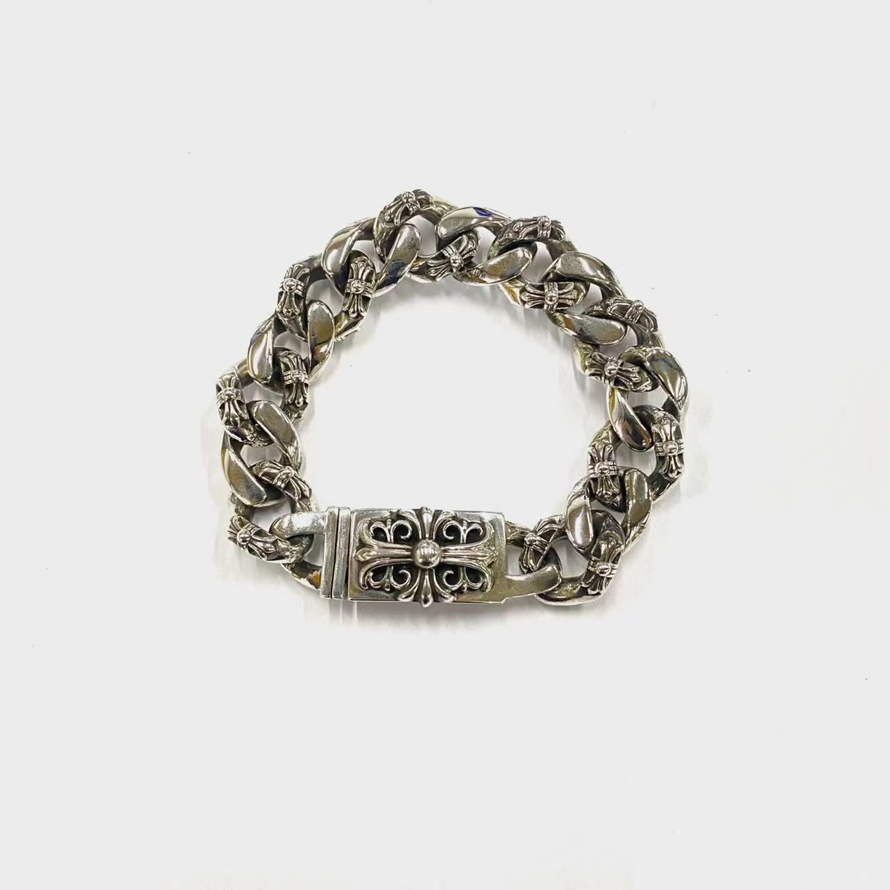 Chrome Hearts（クロム・ハーツ）の半分のフラワーをデザインしたウォッチャー ビッグブレスレット