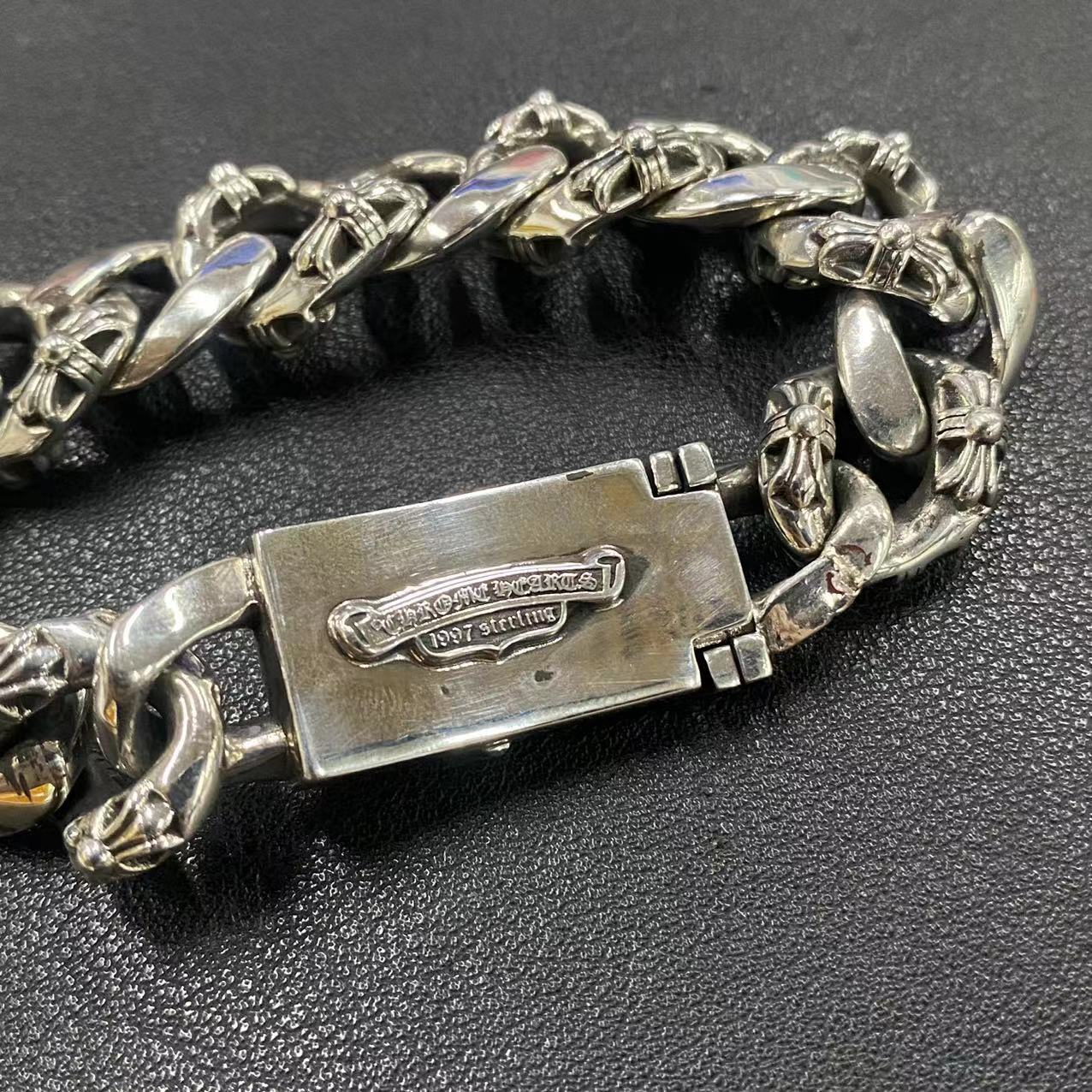 Chrome Hearts（クロム・ハーツ）の半分のフラワーをデザインしたウォッチャー ビッグブレスレット
