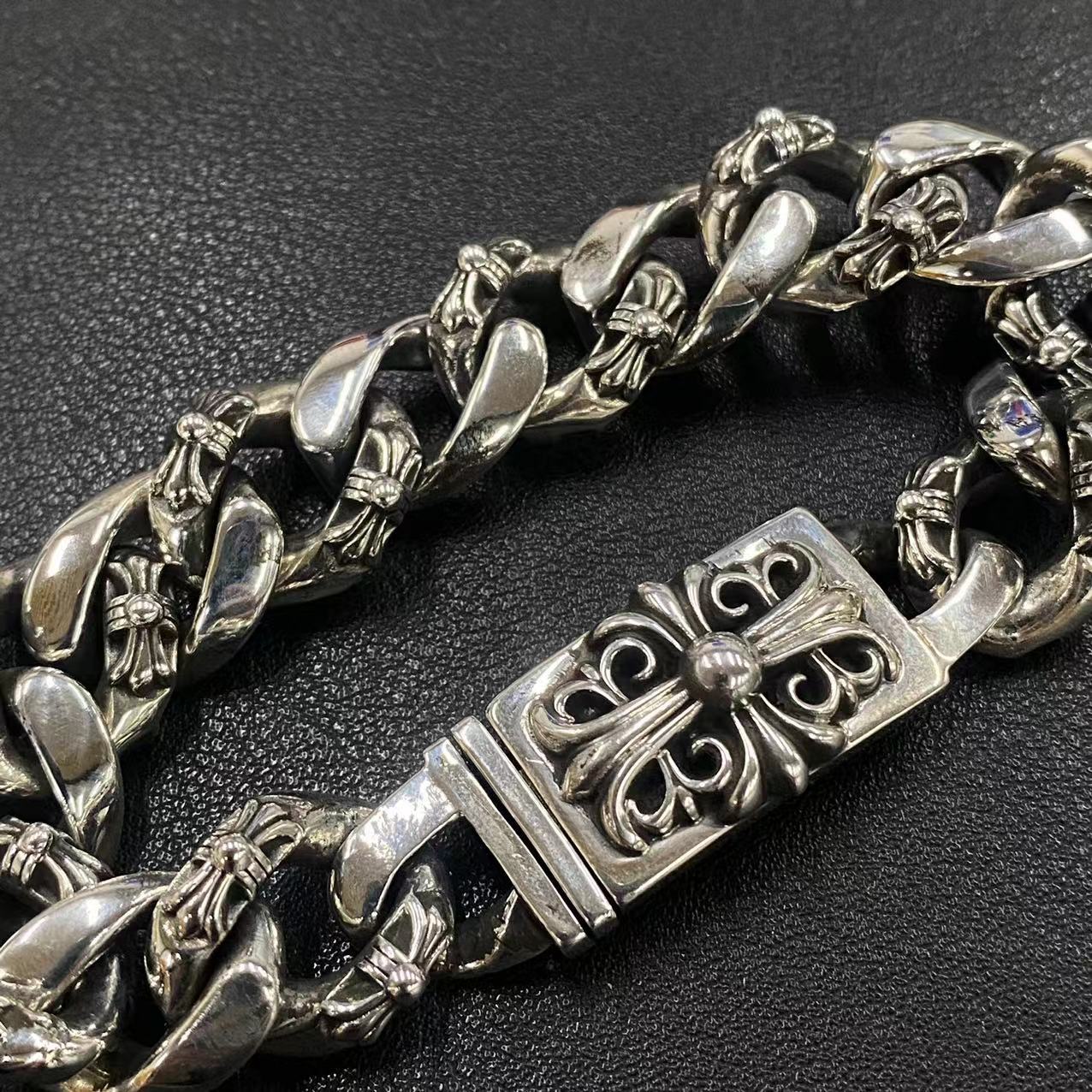 Chrome Hearts（クロム・ハーツ）の半分のフラワーをデザインしたウォッチャー ビッグブレスレット