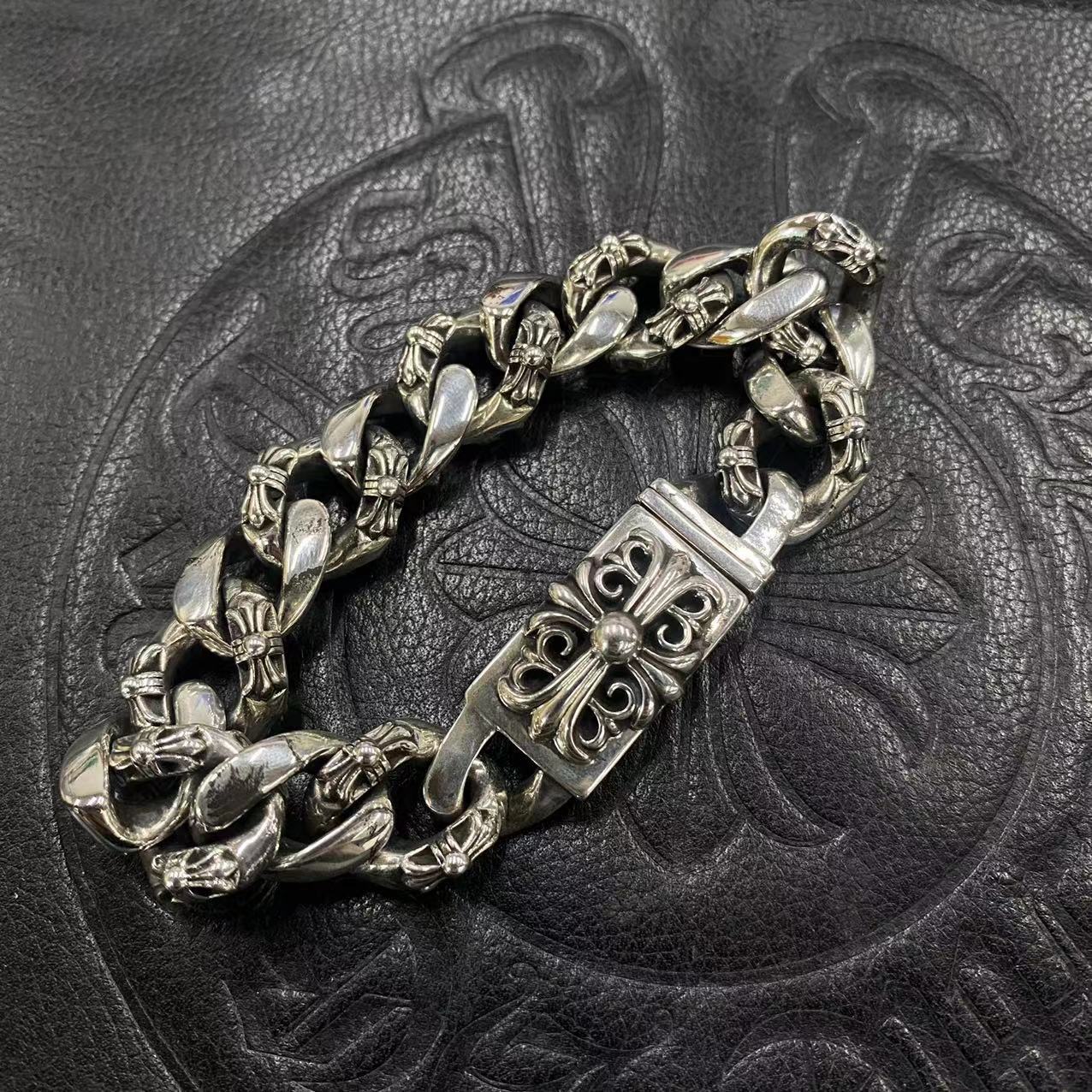 Chrome Hearts（クロム・ハーツ）の半分のフラワーをデザインしたウォッチャー ビッグブレスレット
