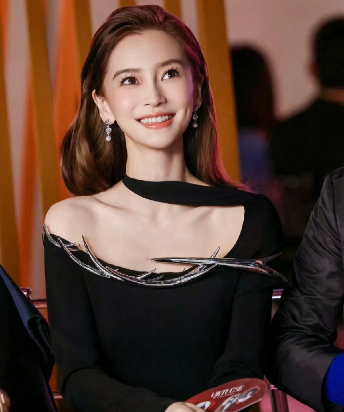 Chrome Hearts（クロム・ハーツ）と mikimoto のコラボレーションの十字架の長いイヤリング