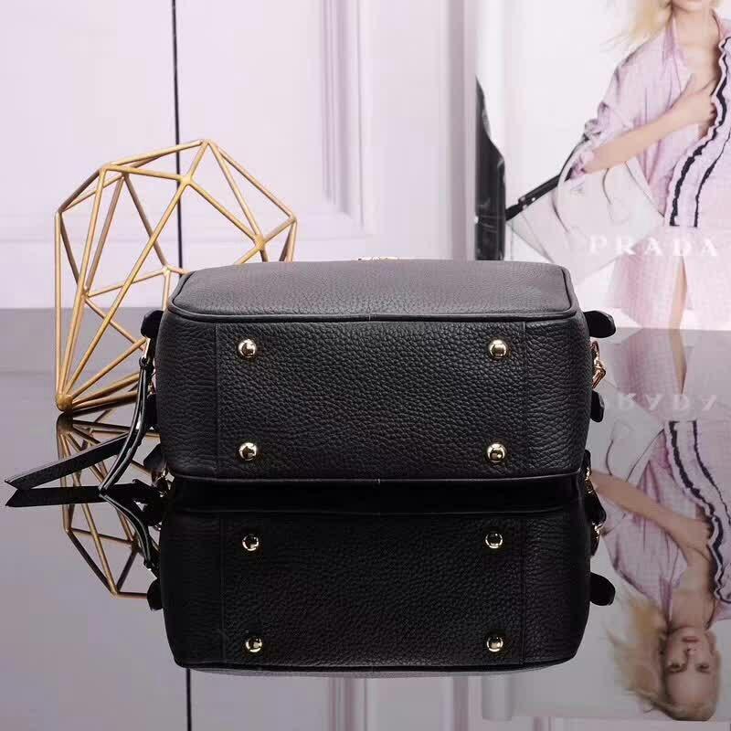 PRADA(プラダ) レザー ショルダーバッグ ブラック