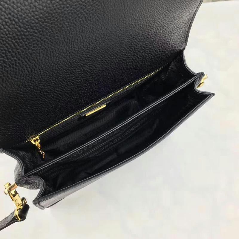 PRADA(プラダ) レザー ショルダーバッグ ブラック