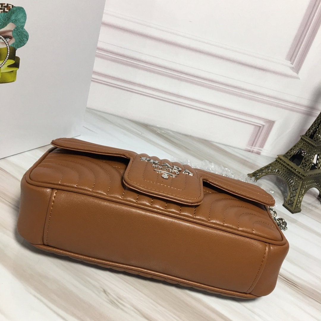 PRADA(プラダ) ダイアグラム レザー ショルダーバッグ ブラウン