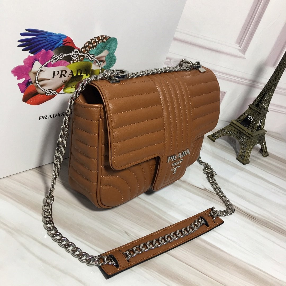 PRADA(プラダ) ダイアグラム レザー ショルダーバッグ ブラウン