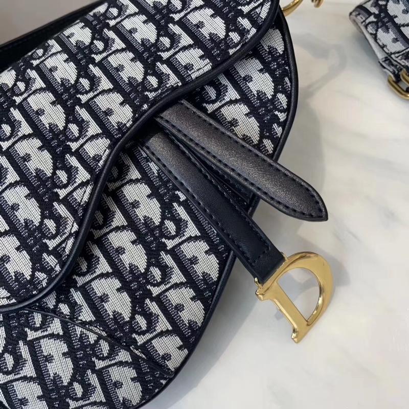 Dior(ディオール) オブリーク “Saddle” バッグ