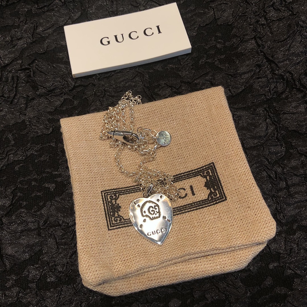 Gucci Ghost のスカルゴーストと愛心（ハート）のネックレス