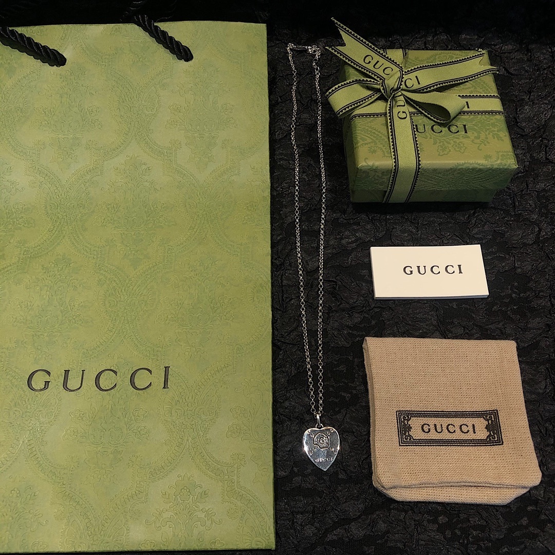 Gucci Ghost のスカルゴーストと愛心（ハート）のネックレス