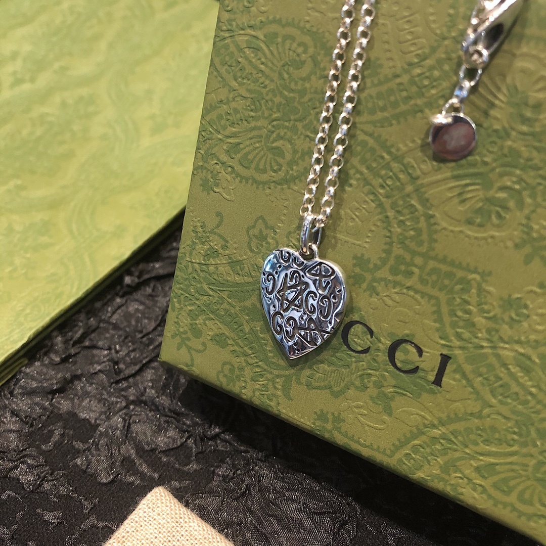 Gucci Ghost のスカルゴーストと愛心（ハート）のネックレス