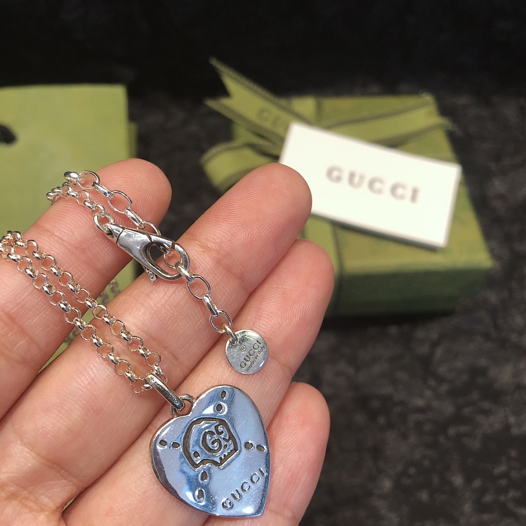 Gucci Ghost のスカルゴーストと愛心（ハート）のネックレス