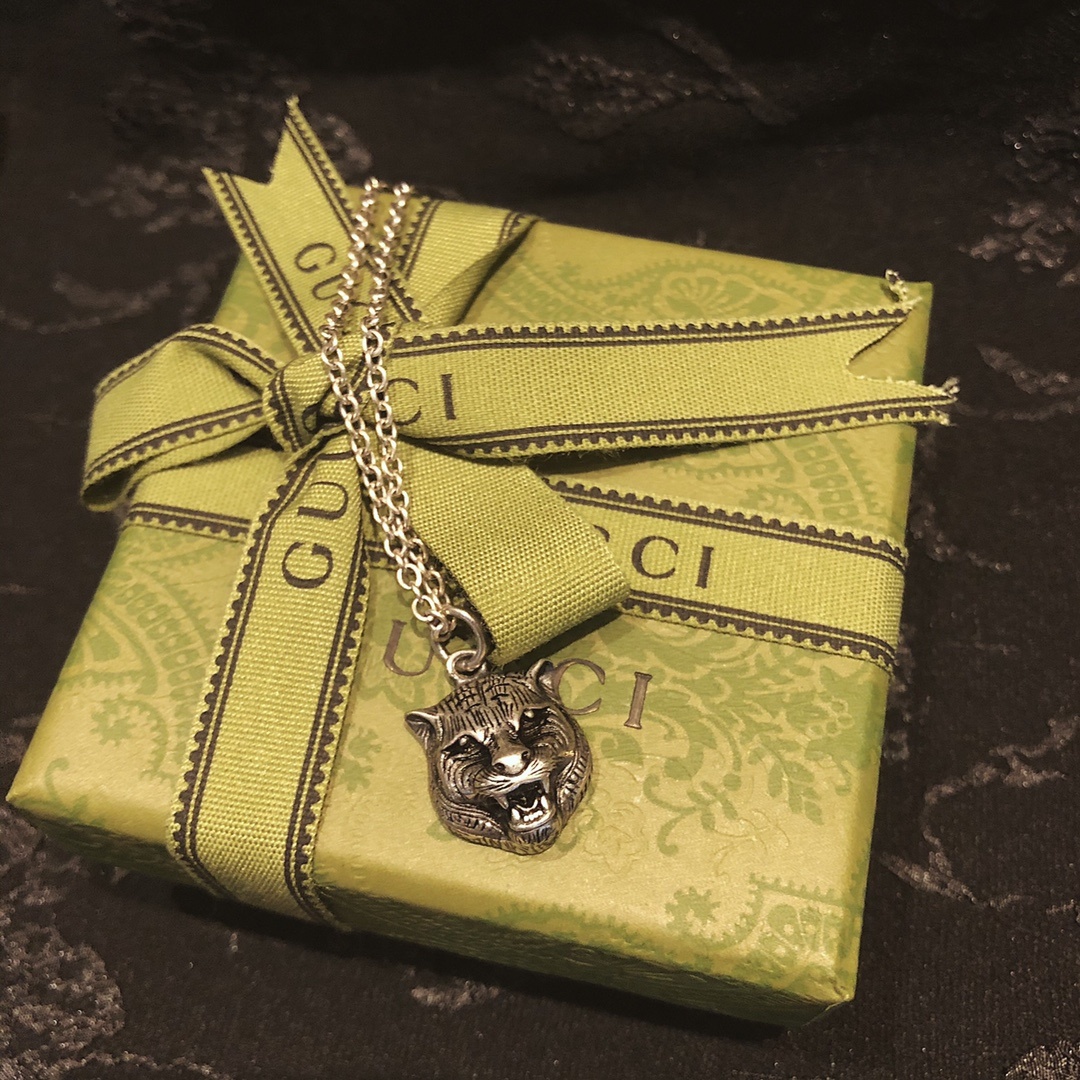 Gucc* のアンティーク調のトラ頭の純銀ネックレス 純銀のネックレスで、ヴィンテージ風のアンティーク加工技術が施されています。