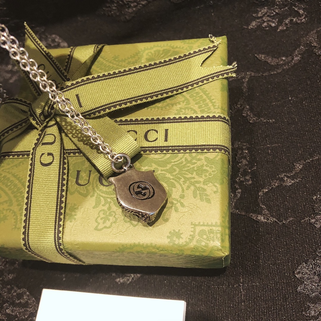 Gucc* のアンティーク調のトラ頭の純銀ネックレス 純銀のネックレスで、ヴィンテージ風のアンティーク加工技術が施されています。