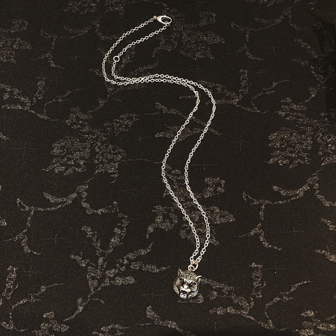 Gucc* のアンティーク調のトラ頭の純銀ネックレス 純銀のネックレスで、ヴィンテージ風のアンティーク加工技術が施されています。