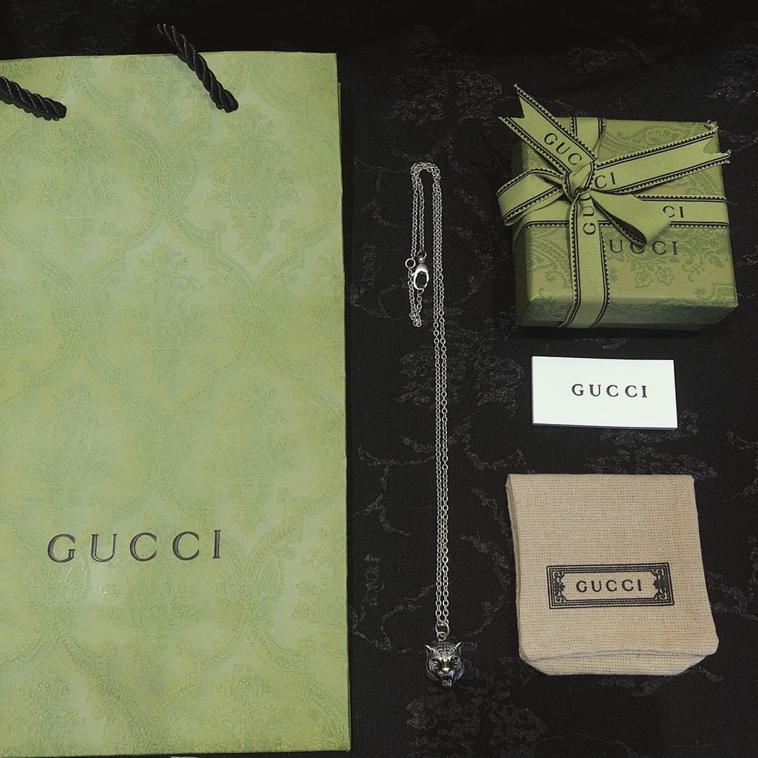 Gucc* のアンティーク調のトラ頭の純銀ネックレス 純銀のネックレスで、ヴィンテージ風のアンティーク加工技術が施されています。