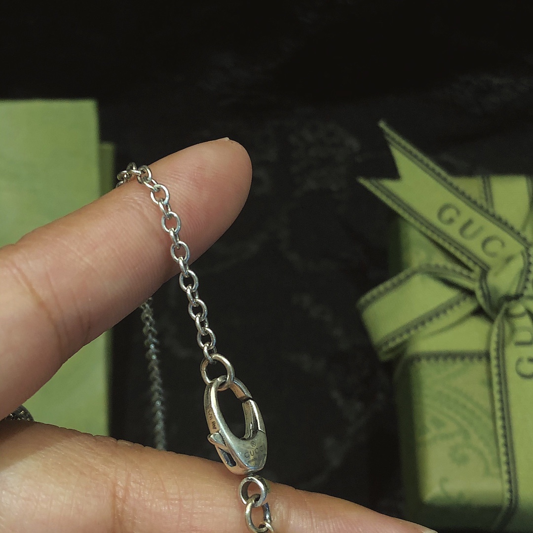 Gucc* のアンティーク調のトラ頭の純銀ネックレス 純銀のネックレスで、ヴィンテージ風のアンティーク加工技術が施されています。