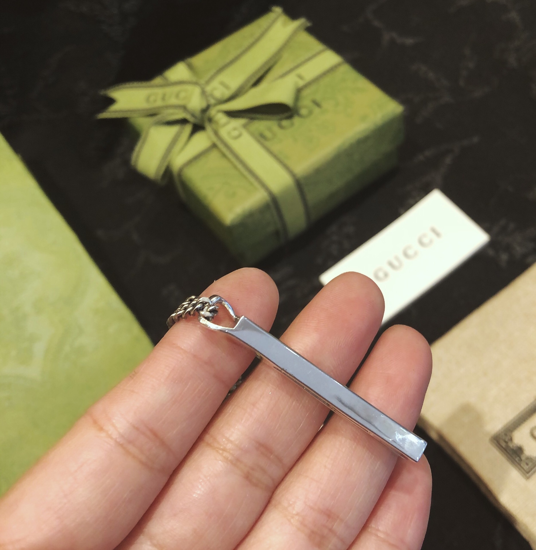 Gucc* のカップル用 G 文字入りの縦長ペンダント