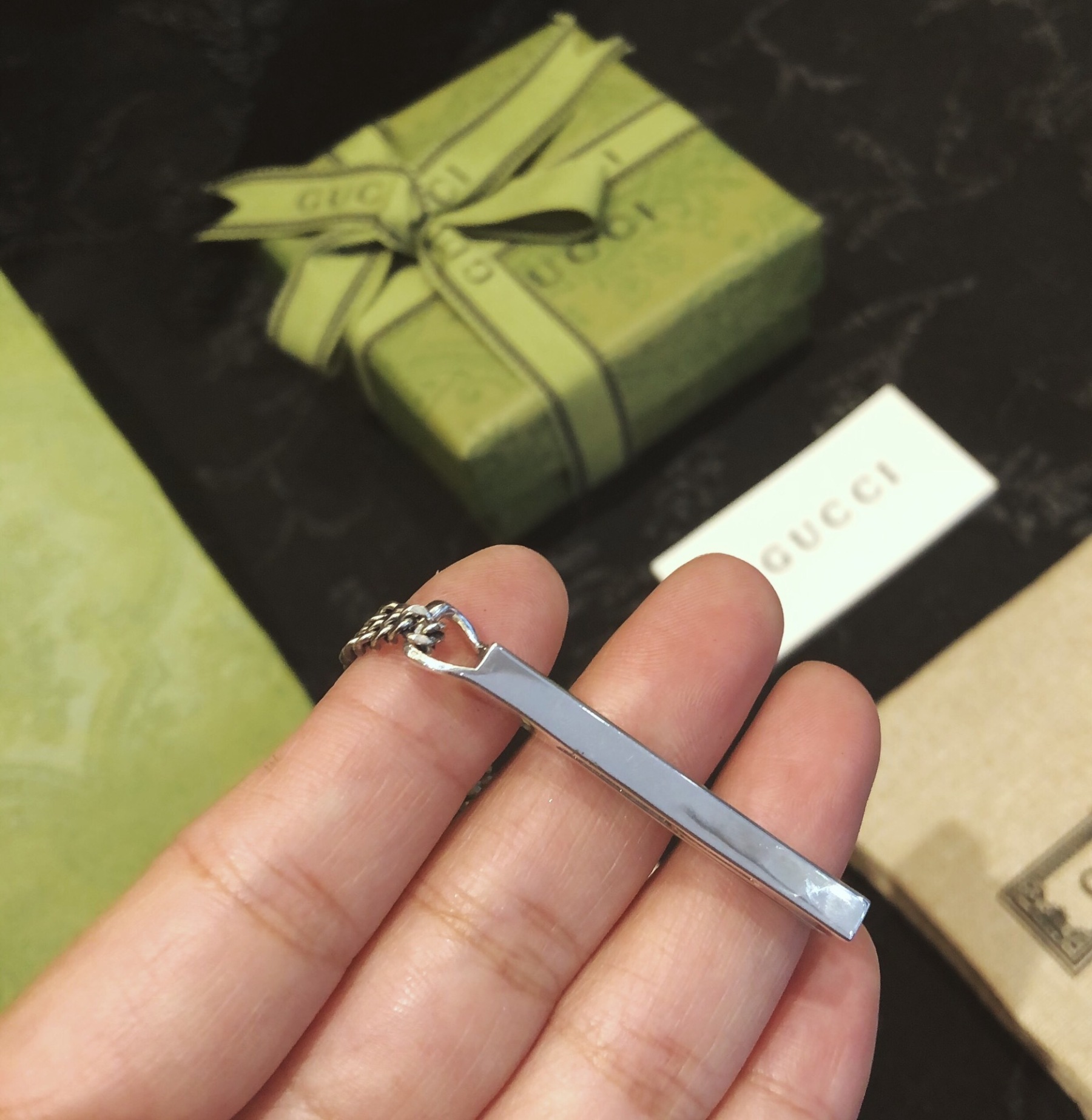 Gucc* のカップル用 G 文字入りの縦長ペンダント