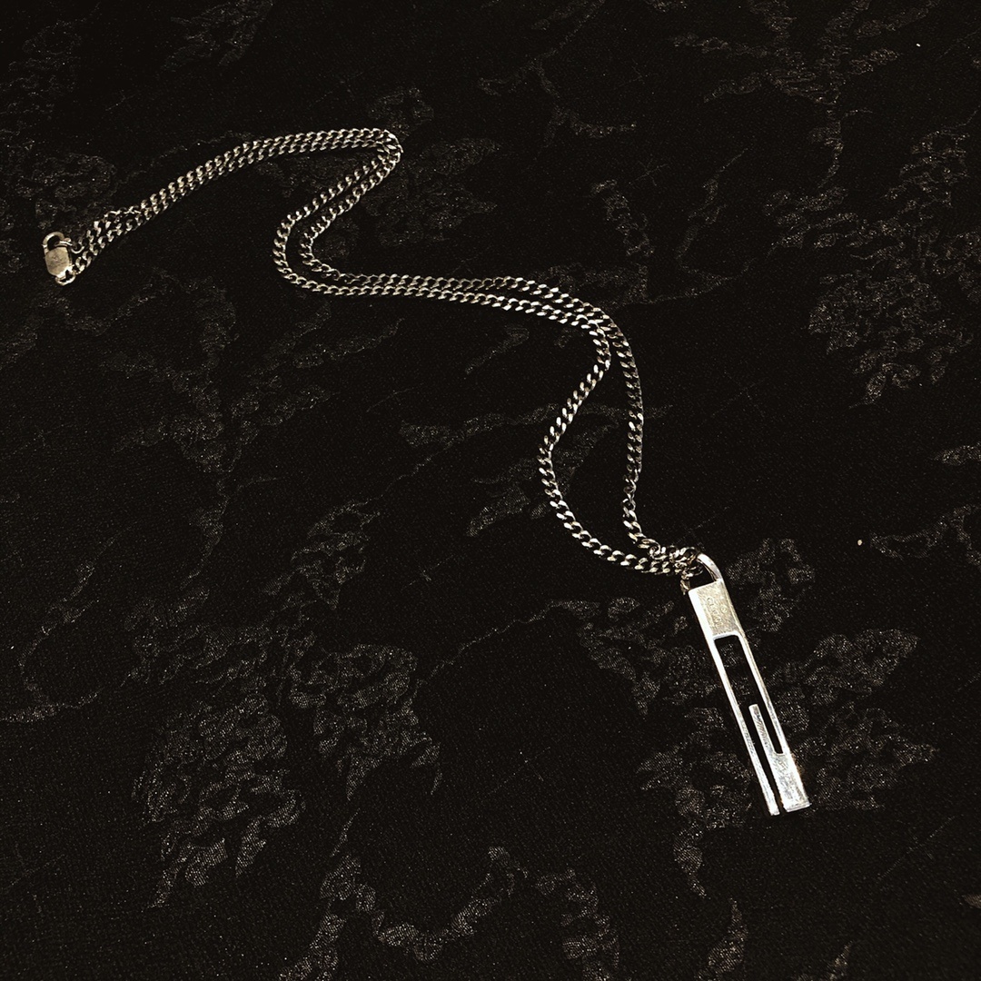 Gucc* のカップル用 G 文字入りの縦長ペンダント