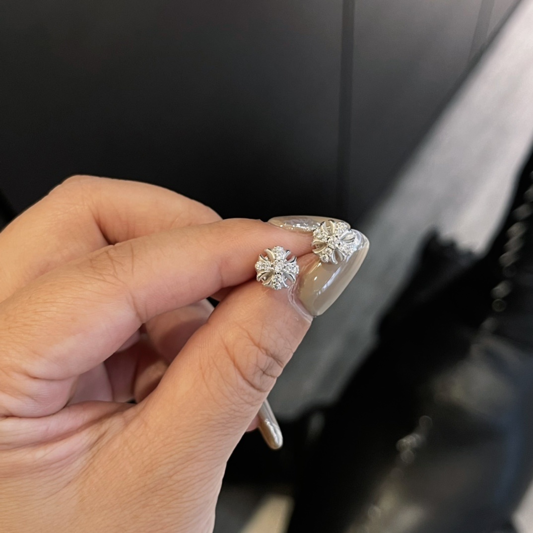 Chrome Hearts（クロム・ハーツ）の白金メッキで全面に石を埋めたクロスフラワーイヤリング