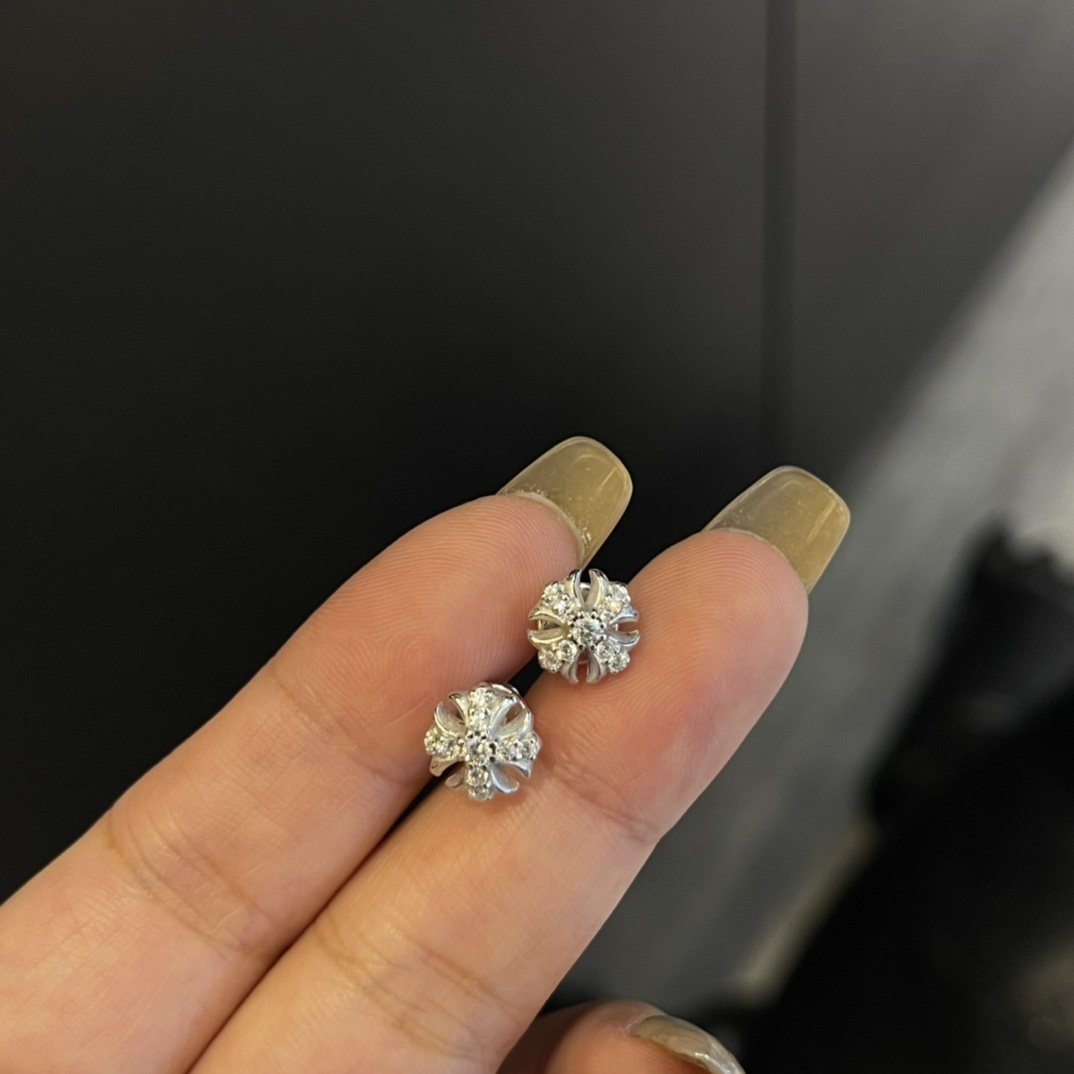 Chrome Hearts（クロム・ハーツ）の白金メッキで全面に石を埋めたクロスフラワーイヤリング