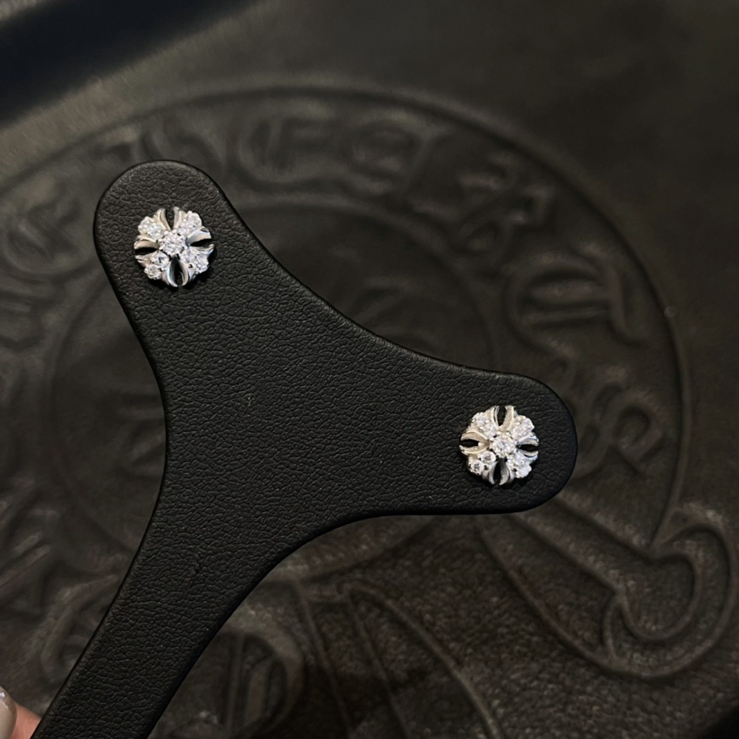 Chrome Hearts（クロム・ハーツ）の白金メッキで全面に石を埋めたクロスフラワーイヤリング